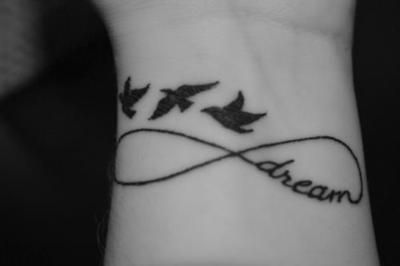 tatouage poignet infini