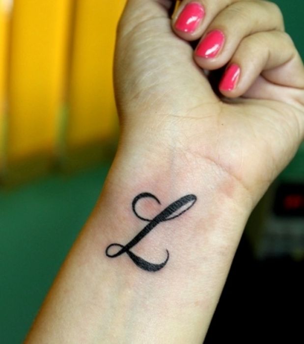 tatouage poignet lettre