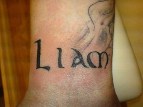 tatouage poignet lettre