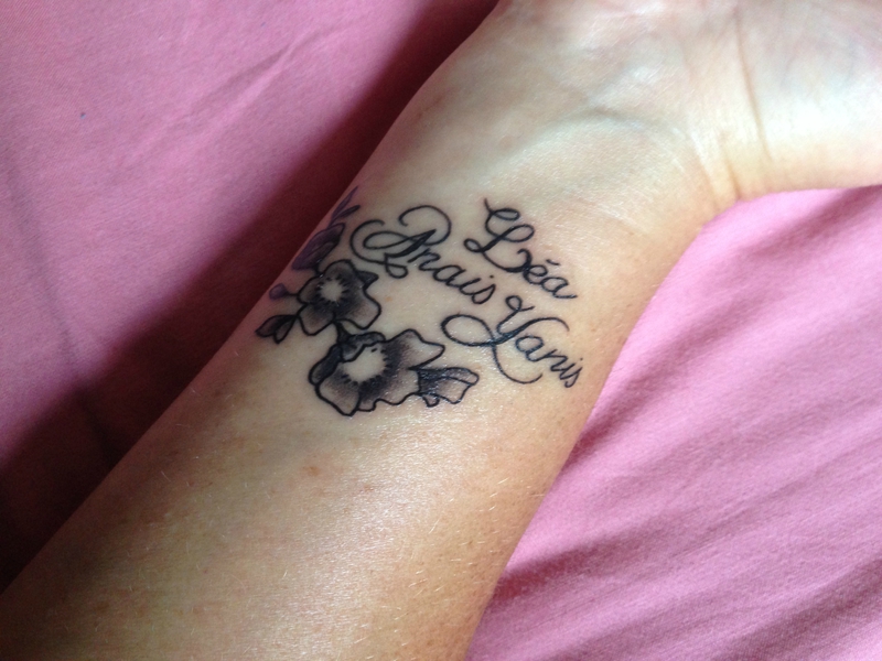 tatouage poignet prenom calligraphie