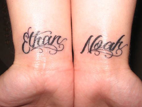 tatouage poignet prenom calligraphie