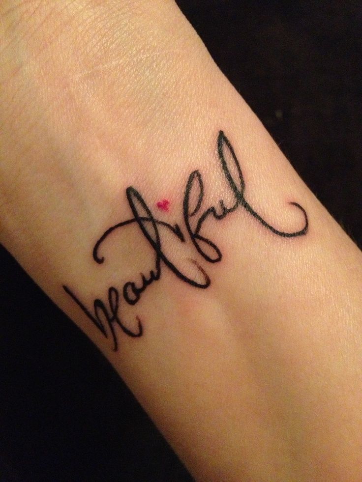 tatouage poignet prenom calligraphie