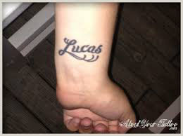 tatouage poignet prenom lucas