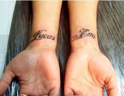 tatouage poignet prenom lucas