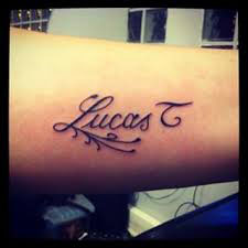 tatouage poignet prenom lucas
