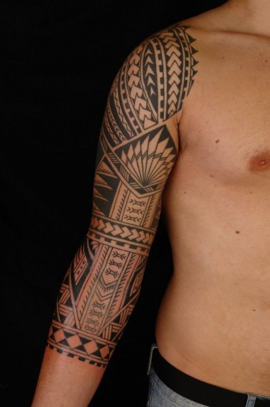 tatouage polynésien avant bras homme