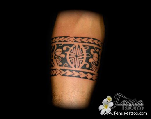 tatouage polynésien bracelet avant bras
