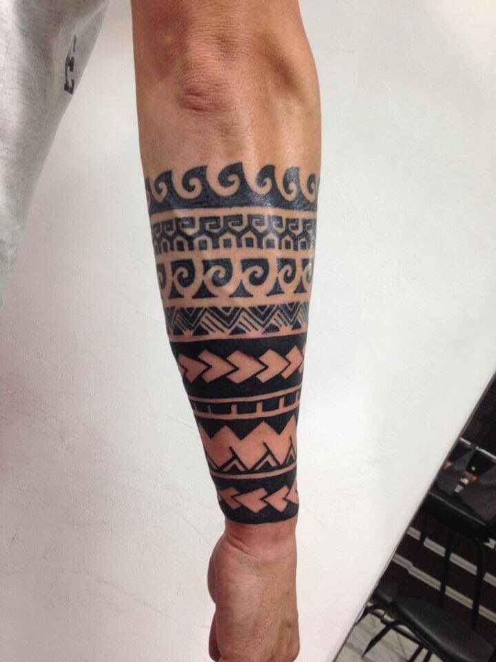 tatouage polynésien bracelet avant bras