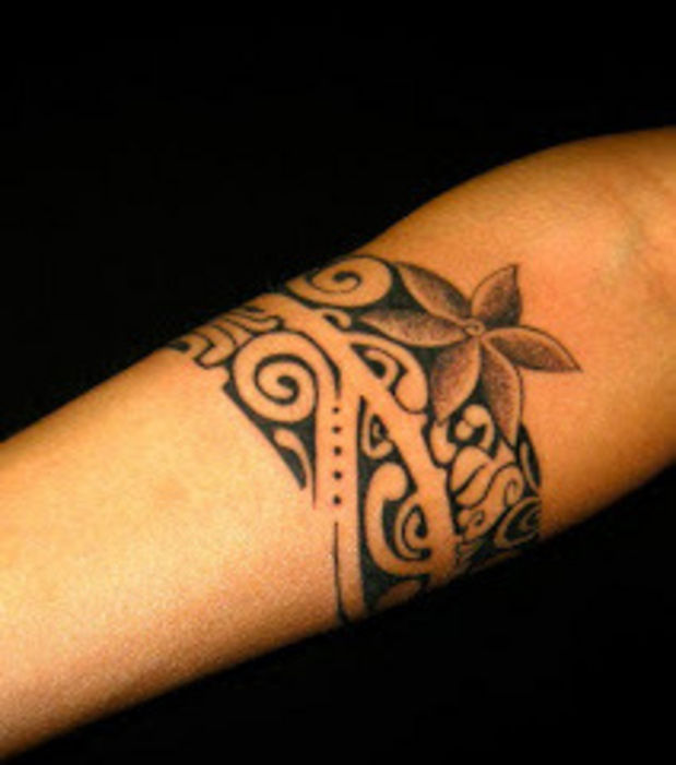 tatouage polynésien bracelet avant bras