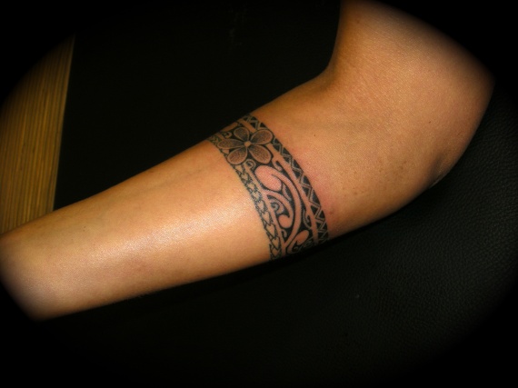 tatouage polynésien bracelet bras