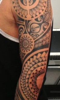 tatouage polynésien bras complet