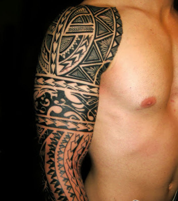 tatouage polynésien bras entier