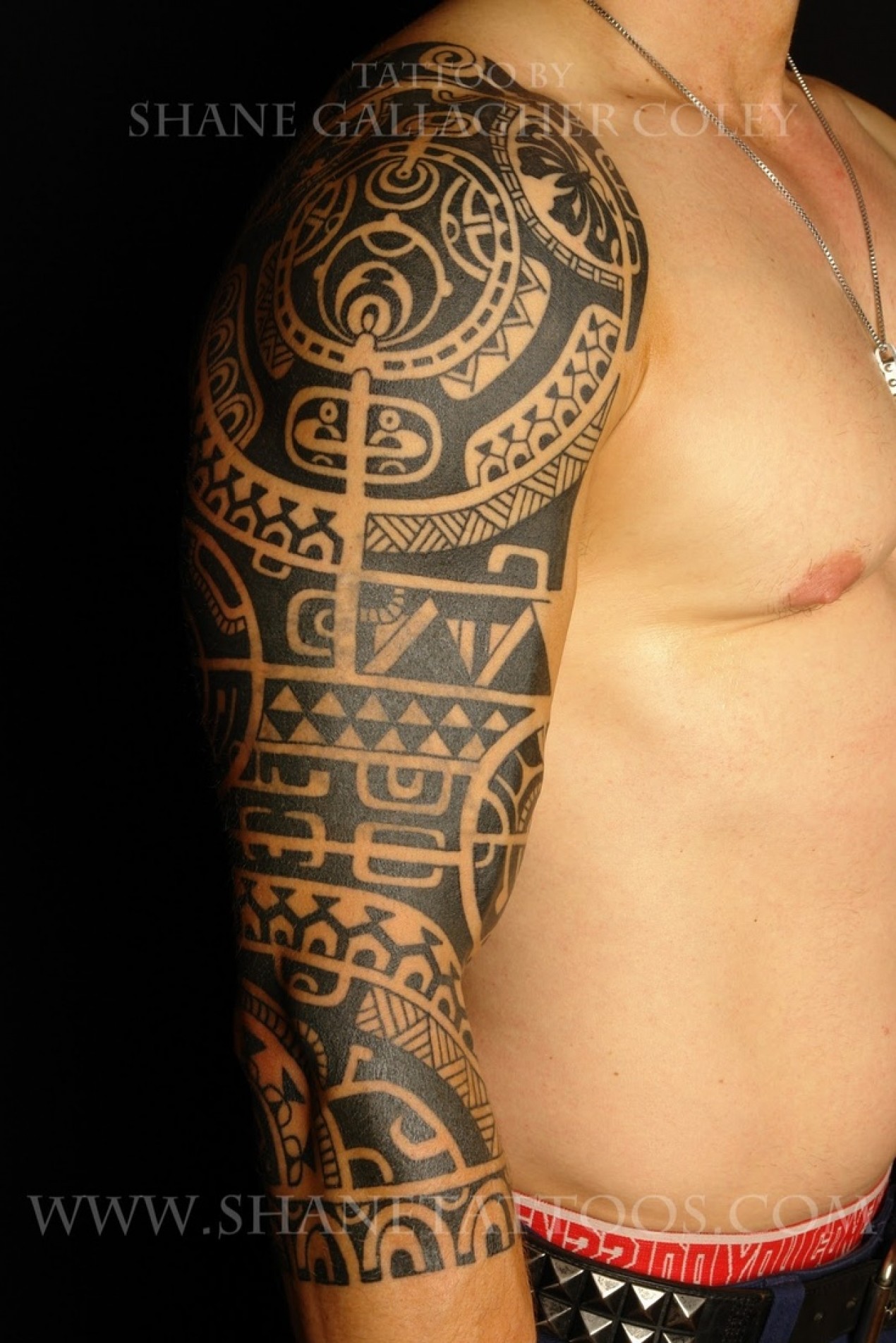 tatouage polynésien bras entier