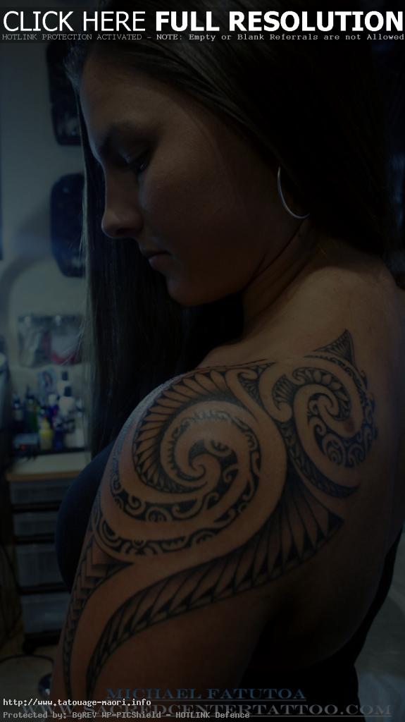 tatouage polynésien bras femme