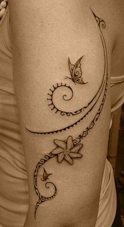 tatouage polynésien bras femme
