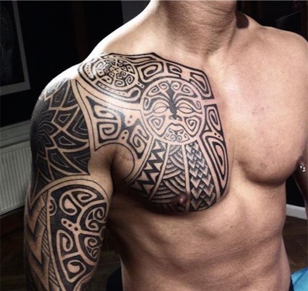 tatouage polynésien bras pec