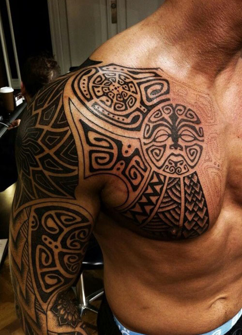 tatouage polynésien bras pec