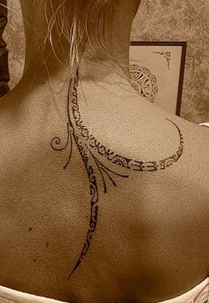 tatouage polynésien dos femme