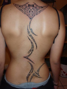 tatouage polynésien dos femme