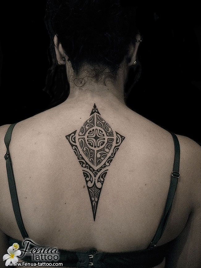 tatouage polynésien dos femme