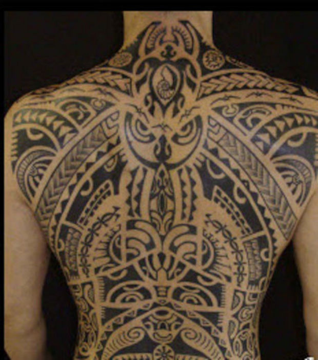 tatouage polynésien dos homme