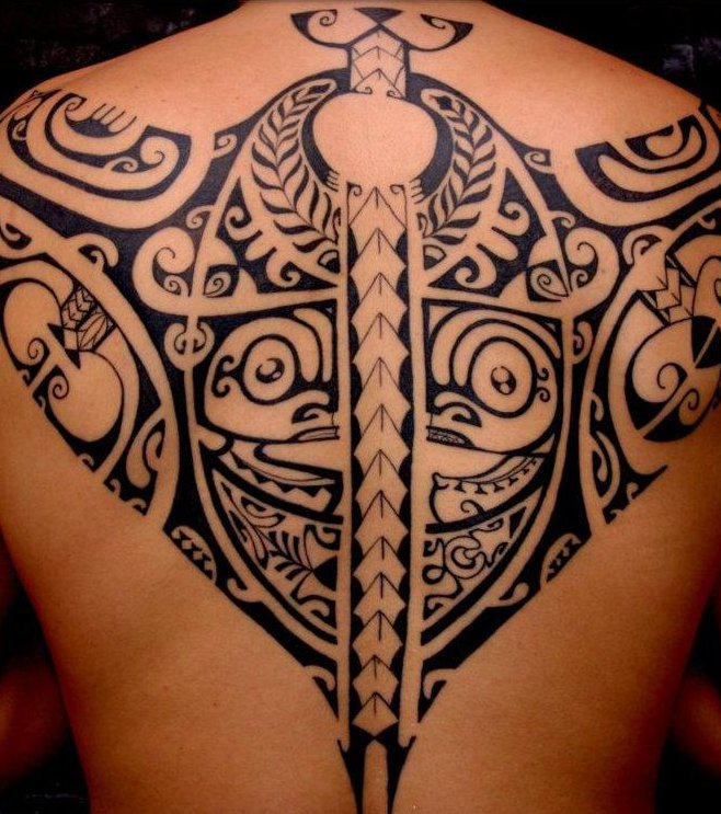 tatouage polynésien dos homme