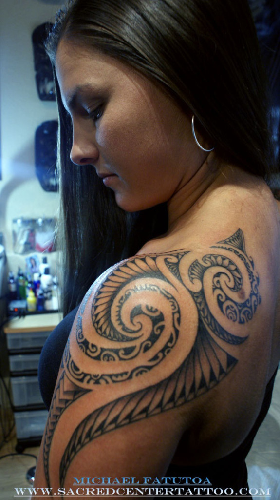 Tatouage polynésien épaule femme
