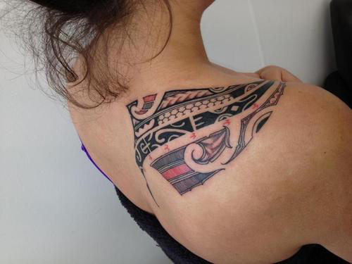tatouage polynésien épaule femme