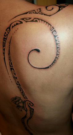 tatouage polynésien épaule femme