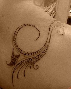 tatouage polynésien épaule femme