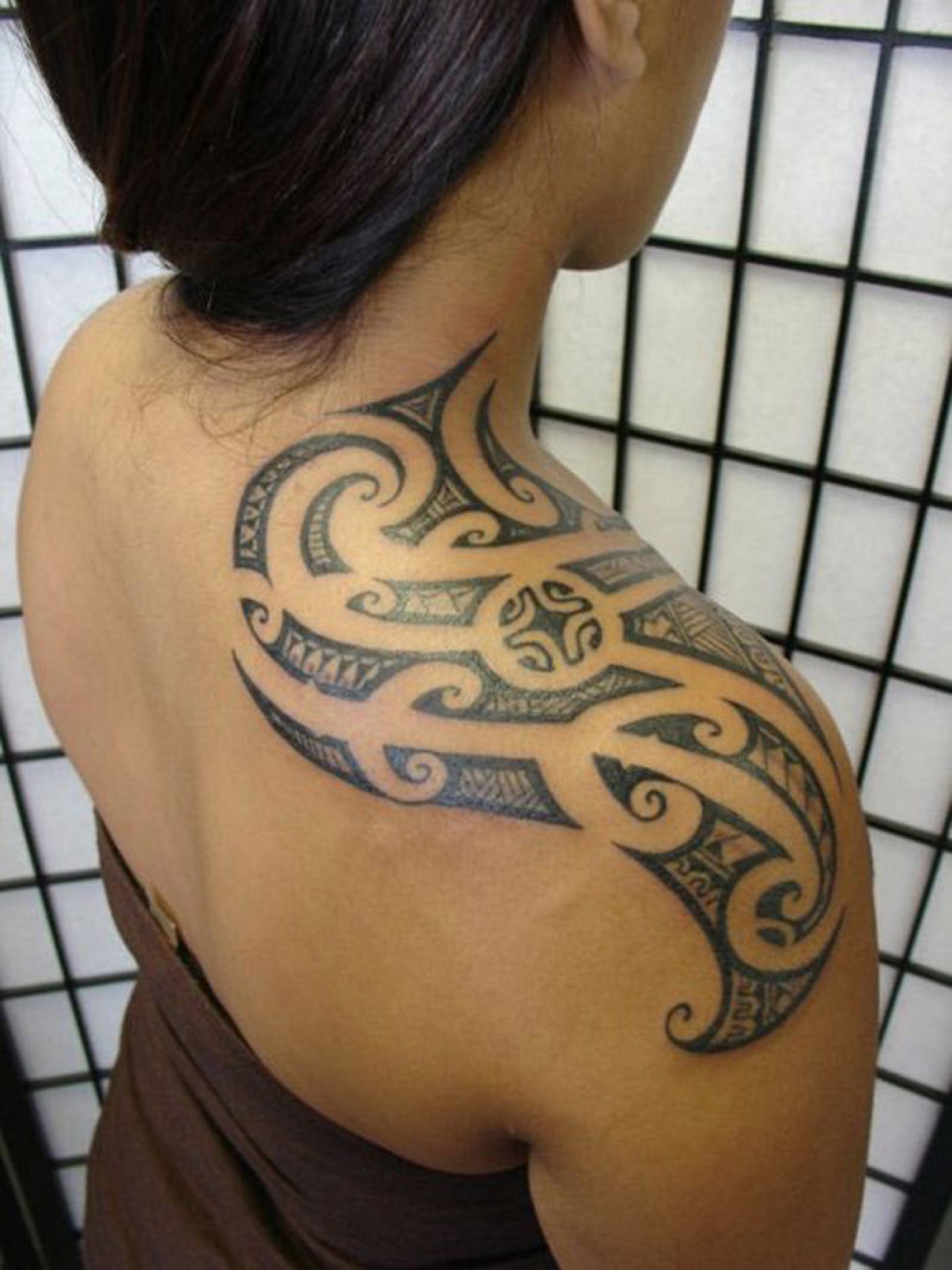 tatouage polynésien épaule femme