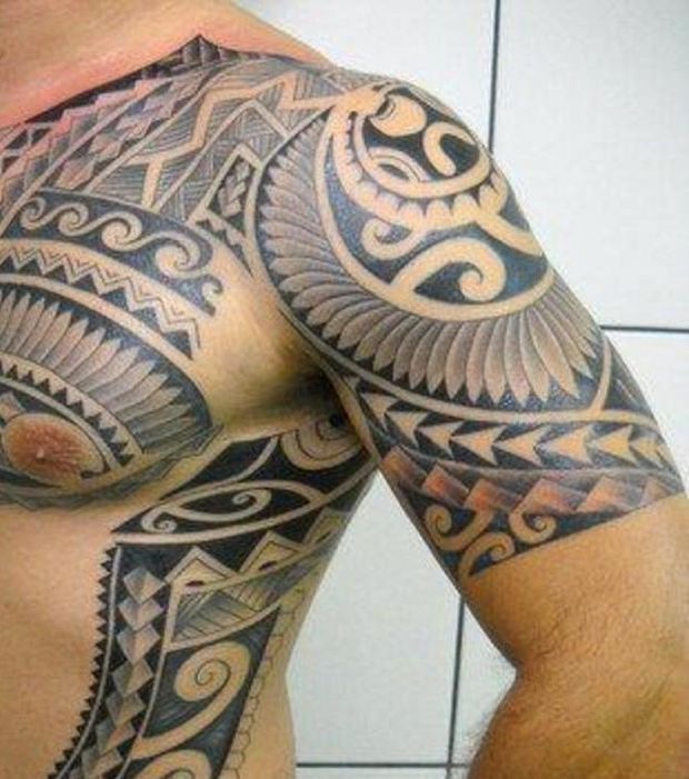 tatouage polynésien épaule torse