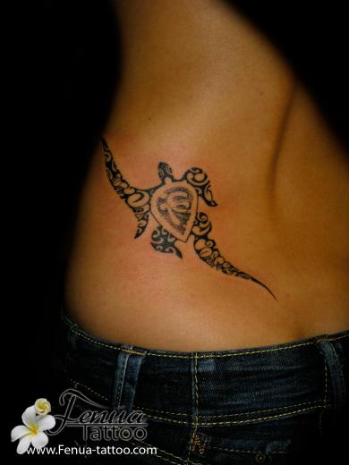 tatouage polynésien femme bas dos
