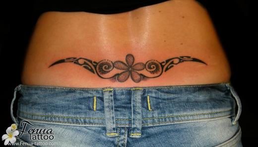 tatouage polynésien femme bas dos