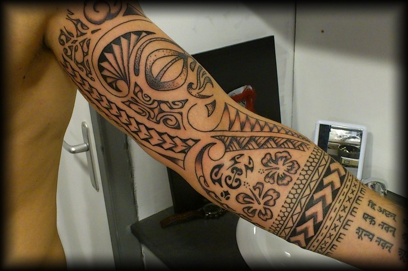 tatouage polynésien femme bras