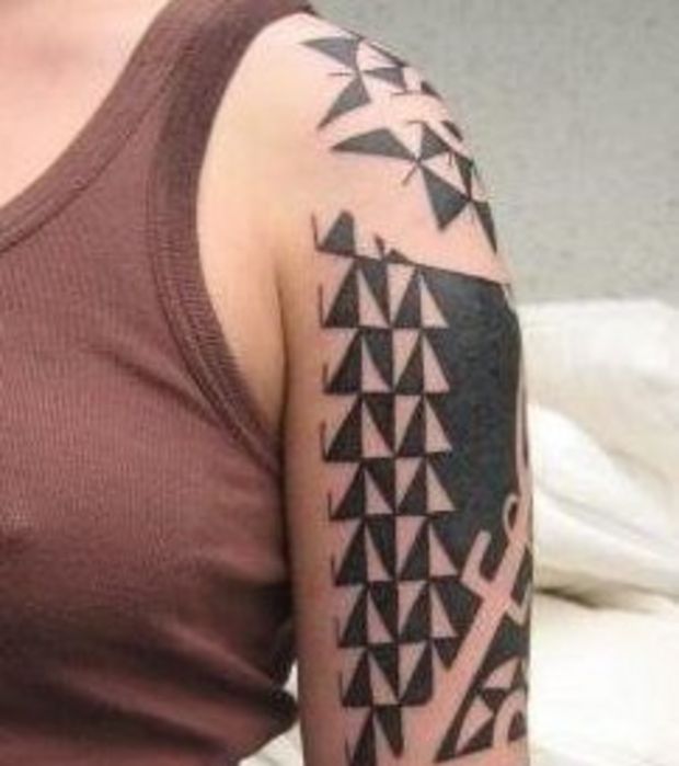 tatouage polynésien femme bras