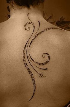 tatouage polynésien femme épaule