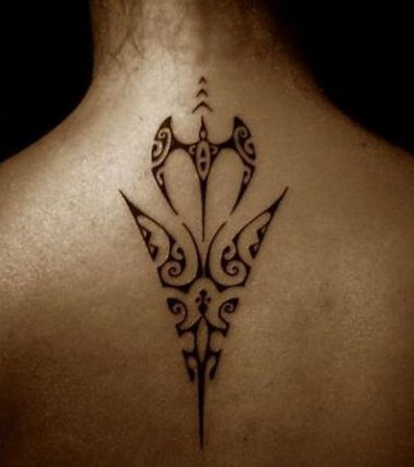 tatouage polynésien femme nuque