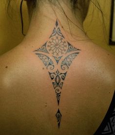 tatouage polynésien femme nuque