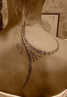 tatouage polynésien femme nuque