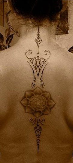 tatouage polynésien femme nuque