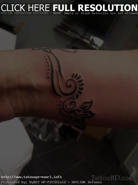 Tatouage polynésien femme poignet