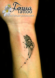 tatouage polynésien femme poignet
