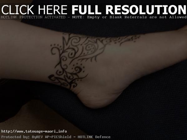 tatouage polynésien femme poignet