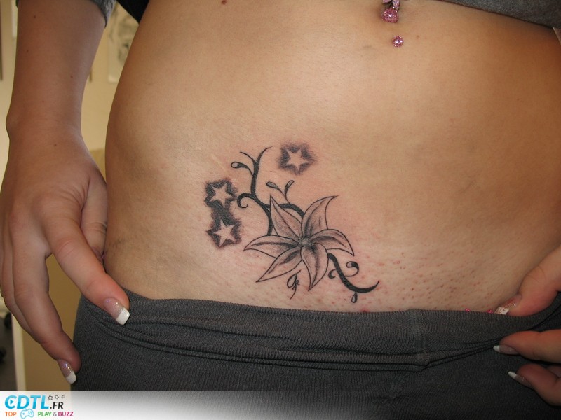 tatouage polynésien fleur de lys