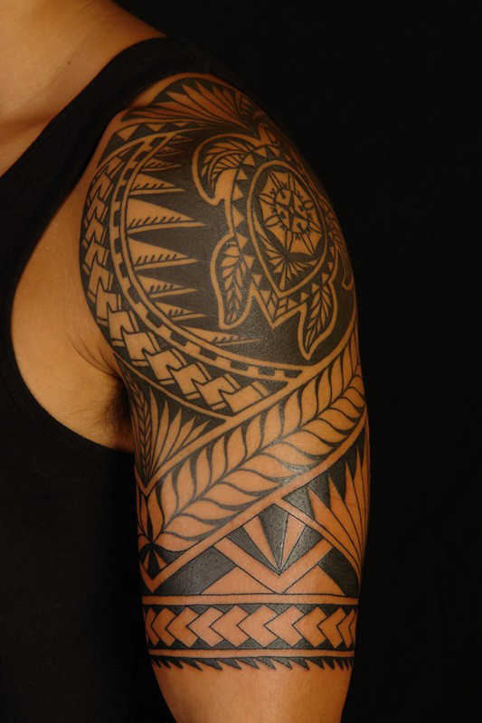 tatouage polynésien homme bras