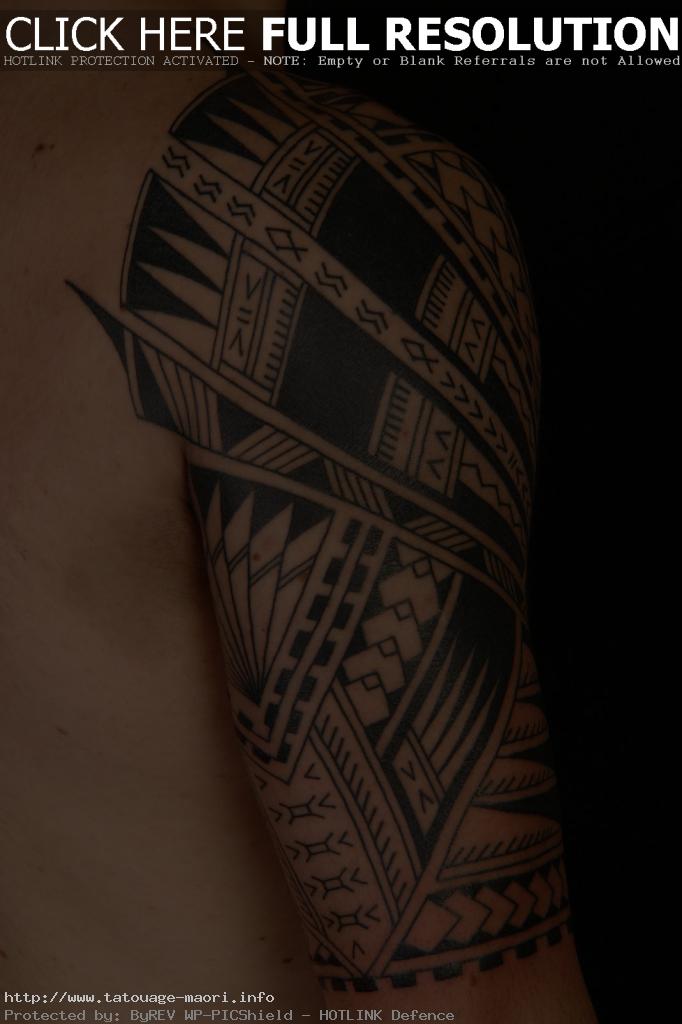 tatouage polynésien homme bras