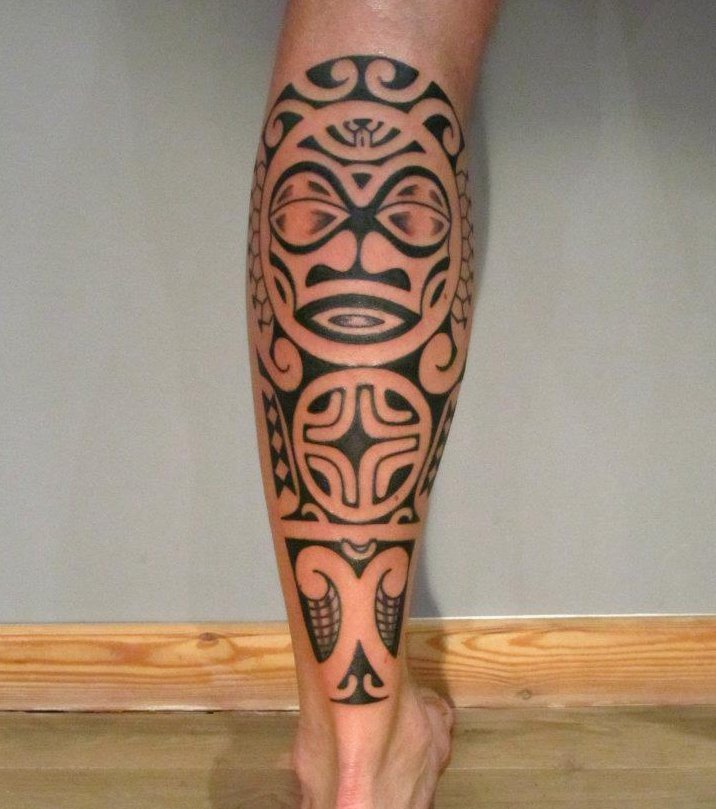 tatouage polynésien jambe homme