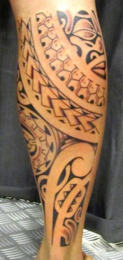 tatouage polynésien jambe homme