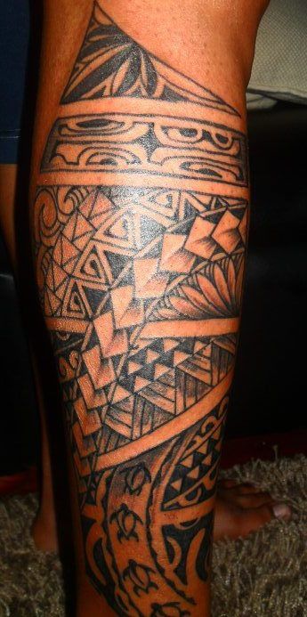 tatouage polynésien mollet